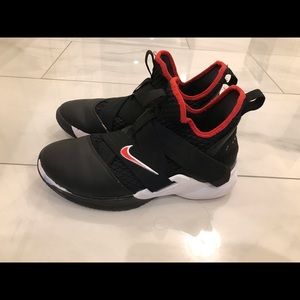 Nike Lebron Soldier XII Shoes Sz 7Y